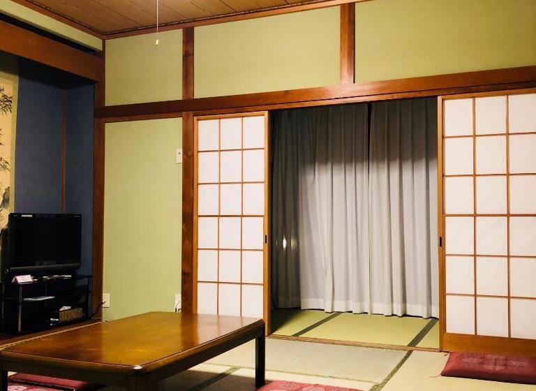 اتاق استاندارد چهارنفره با سرویس بهداشتی مشترک, Yabukiso