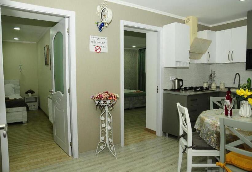 سوییت خانوادگی, Erik's Guest House