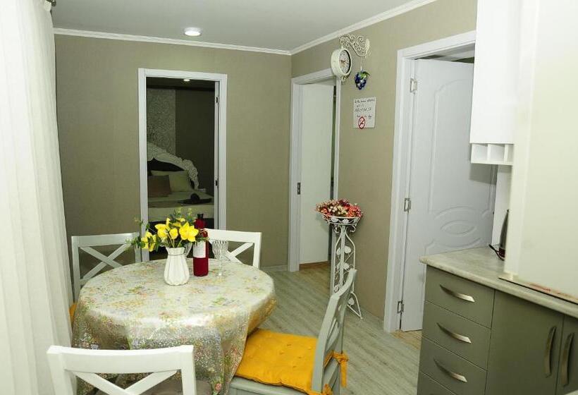 اتاق استاندارد سه نفره, Erik's Guest House