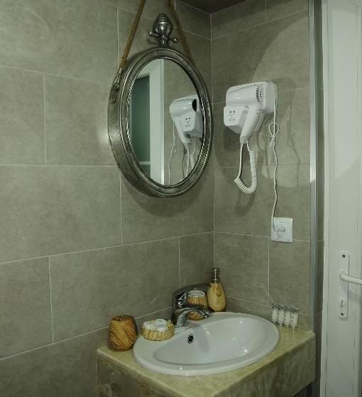 اتاق استاندارد سه نفره, Erik's Guest House