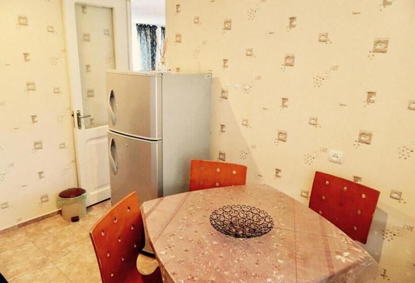 اتاق لوکس, Erik's Guest House