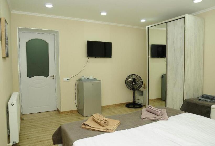 اتاق استاندارد سه نفره, Erik's Guest House