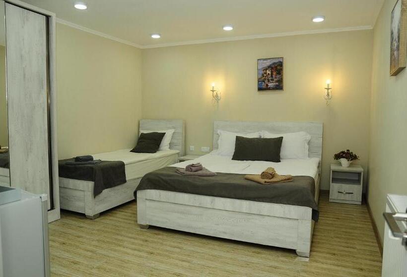 اتاق استاندارد سه نفره, Erik's Guest House