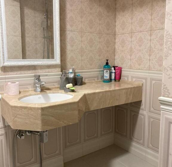 اتاق لوکس, Erik's Guest House