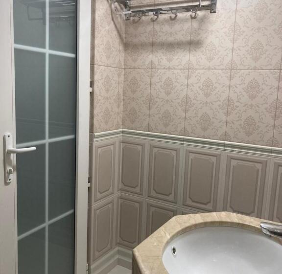 اتاق لوکس, Erik's Guest House