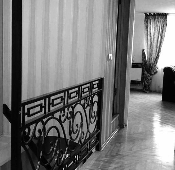 اتاق لوکس, Erik's Guest House