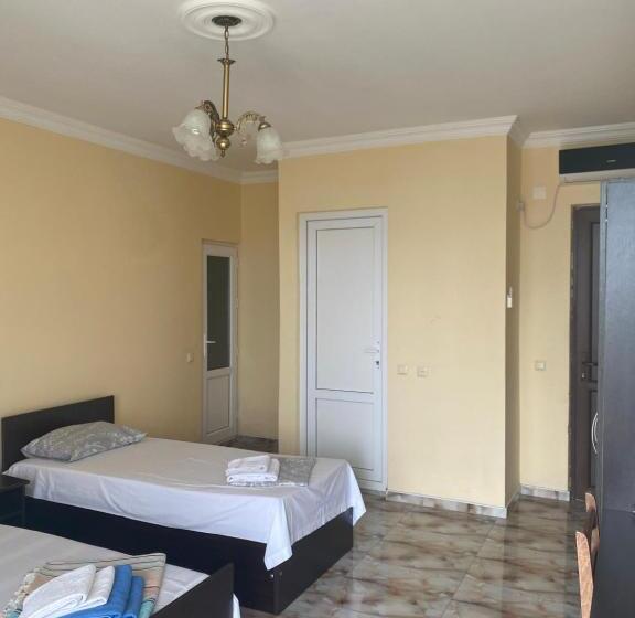 标准三人间, Badu Guest House