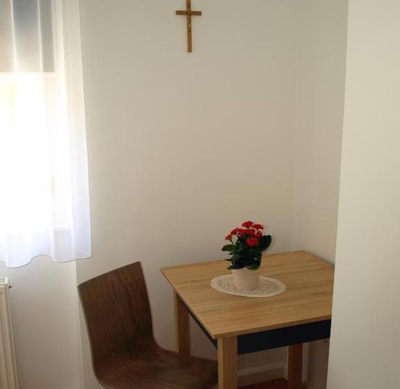 חדר סטנדרט יחיד, Ciszterci Szállás Pécs