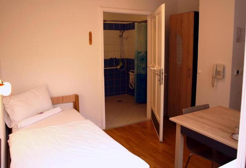 חדר סטנדרט יחיד מותאם לאדם עם מוגבלויות, Ciszterci Szállás Pécs