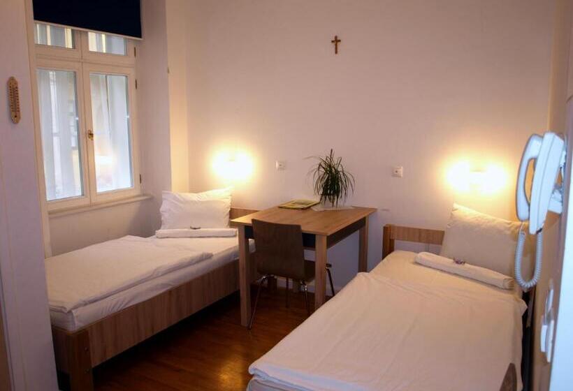 חדר סטנדרט, Ciszterci Szállás Pécs