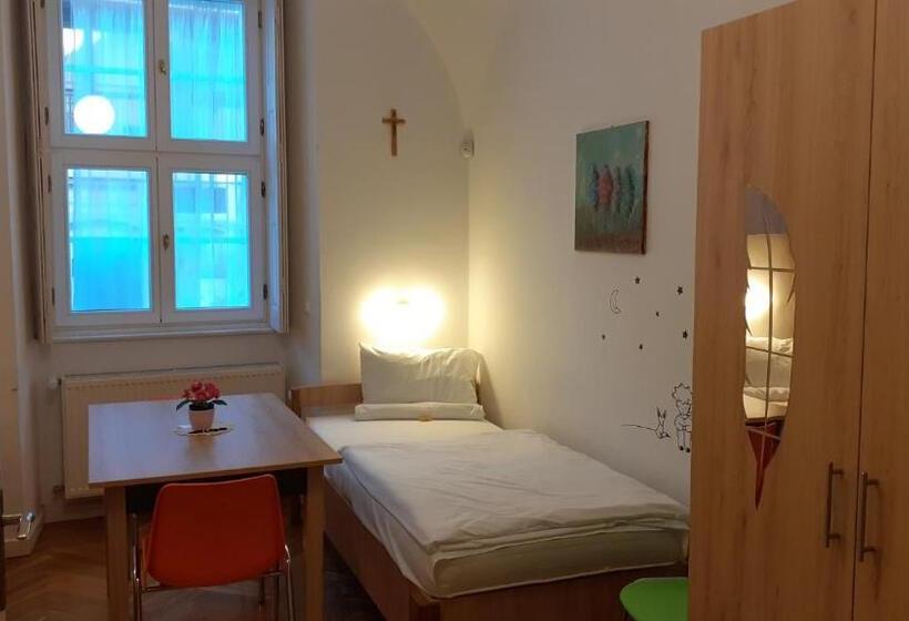 חדר סטנדרט לשלושה, Ciszterci Szállás Pécs