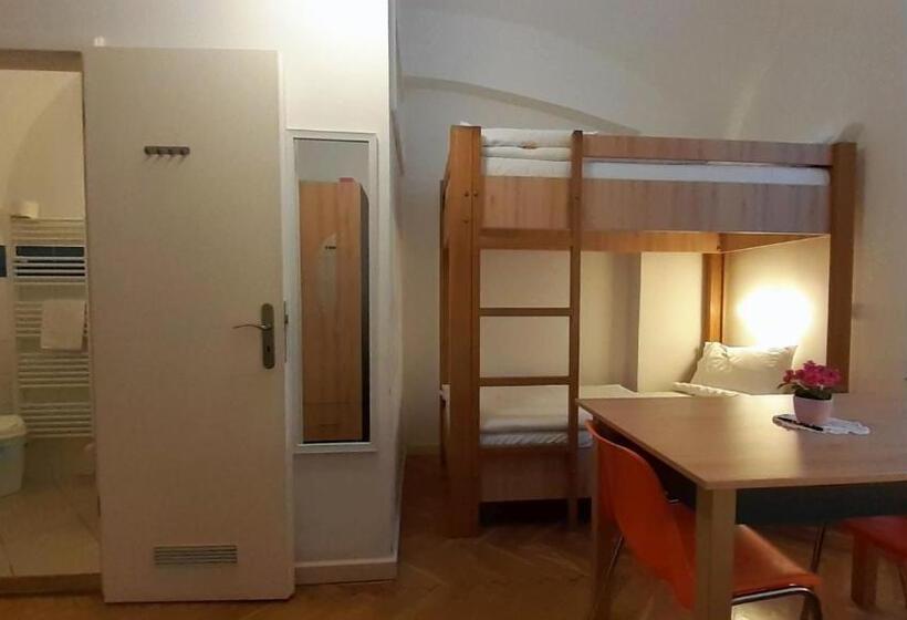 חדר סטנדרט לשלושה, Ciszterci Szállás Pécs