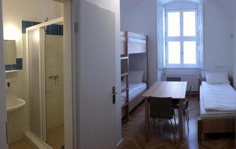 חדר סטנדרט לשלושה, Ciszterci Szállás Pécs