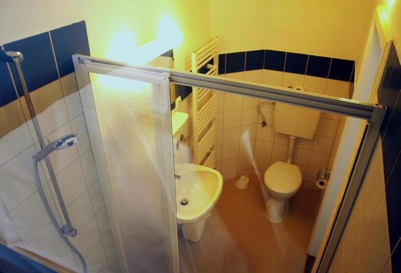 חדר סטנדרט לשלושה, Ciszterci Szállás Pécs