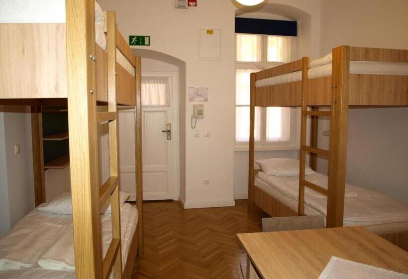 חדר סטנדרט לארבעה, Ciszterci Szállás Pécs