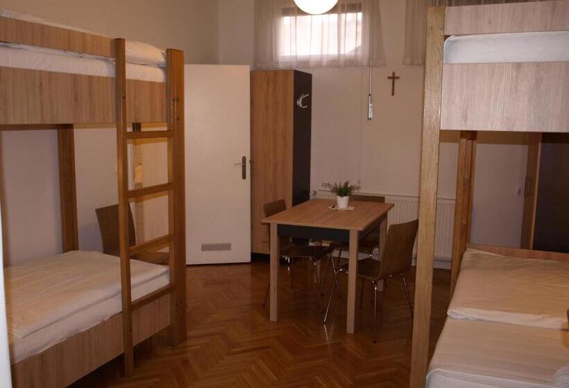 חדר סטנדרט לארבעה, Ciszterci Szállás Pécs