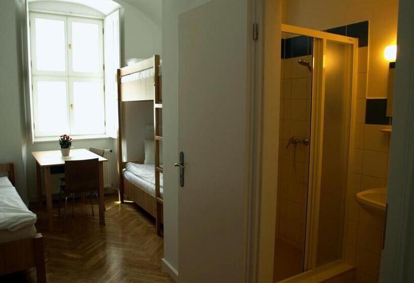 חדר סטנדרט לשלושה, Ciszterci Szállás Pécs