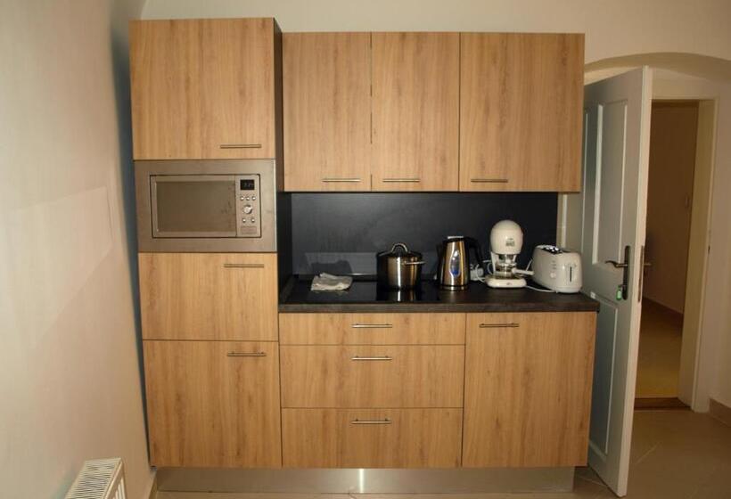 חדר סטנדרט לשלושה, Ciszterci Szállás Pécs