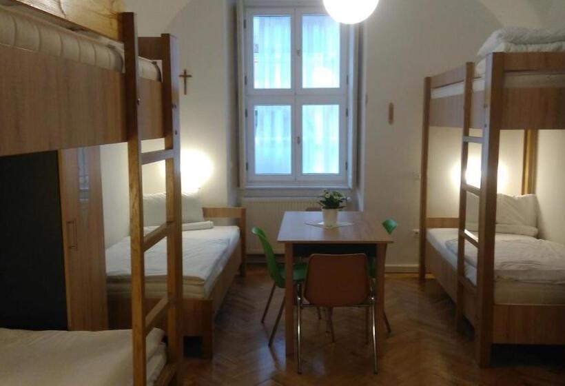 חדר משפחתי, Ciszterci Szállás Pécs