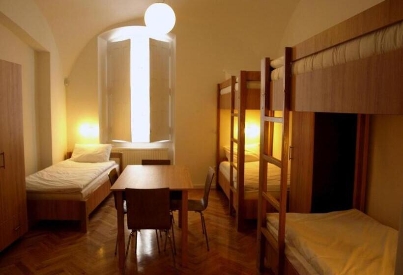 חדר משפחתי, Ciszterci Szállás Pécs