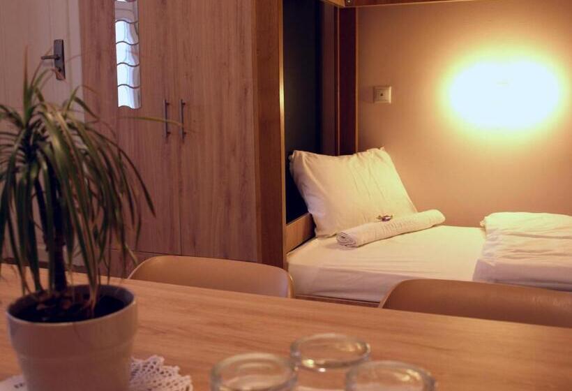 חדר משפחתי, Ciszterci Szállás Pécs