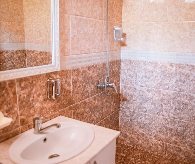 اتاق لوکس, Avenue