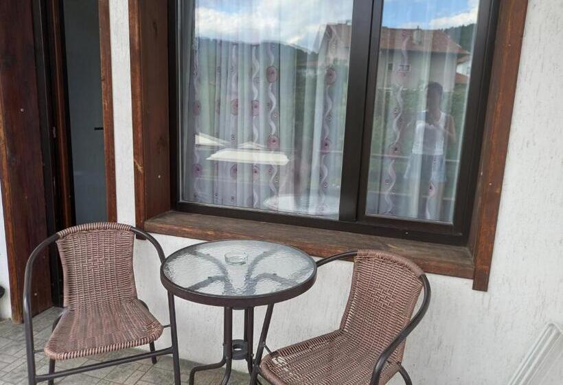 غرفة قياسية مزوَّدة بشُرفة, Guest House Raffe