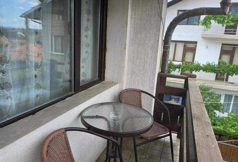 غرفة قياسية ثلاثية, Guest House Raffe