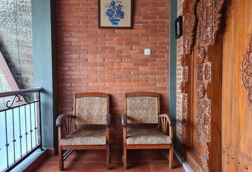 بنجلو قياسى مزوَّد بشرفة, Ndalem Suryo Saptono Guest House