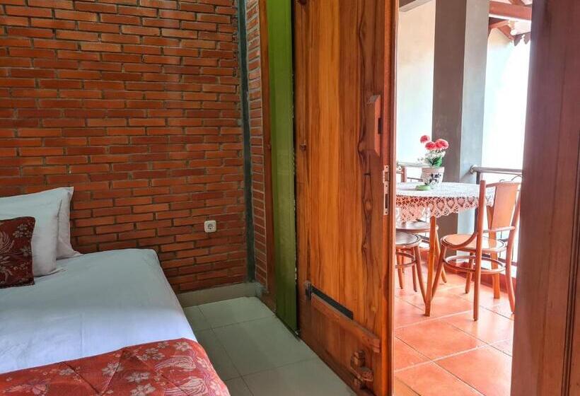 بنجلو قياسى مزوَّد بشرفة, Ndalem Suryo Saptono Guest House