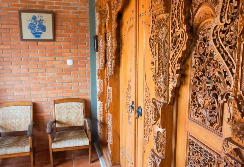 بنجلو قياسى مزوَّد بشرفة, Ndalem Suryo Saptono Guest House