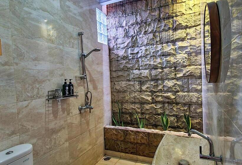 بنغل قياسي مع تراس, Ndalem Suryo Saptono Guest House