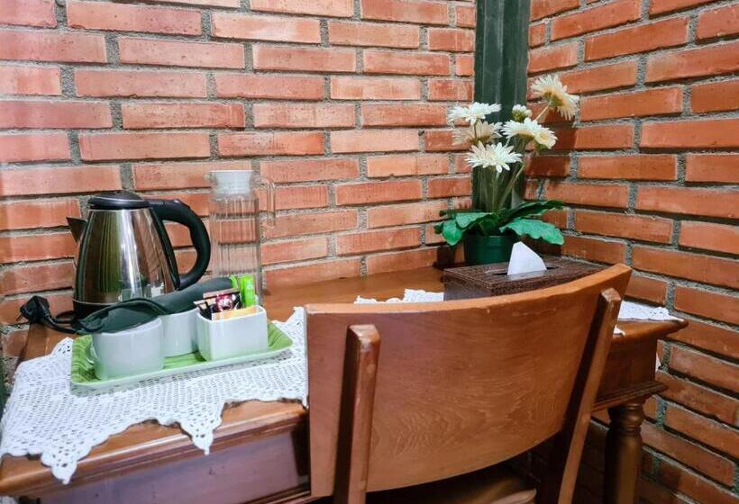 بنغل قياسي مع تراس, Ndalem Suryo Saptono Guest House