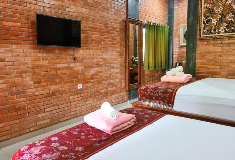 بنغل قياسي مع تراس, Ndalem Suryo Saptono Guest House