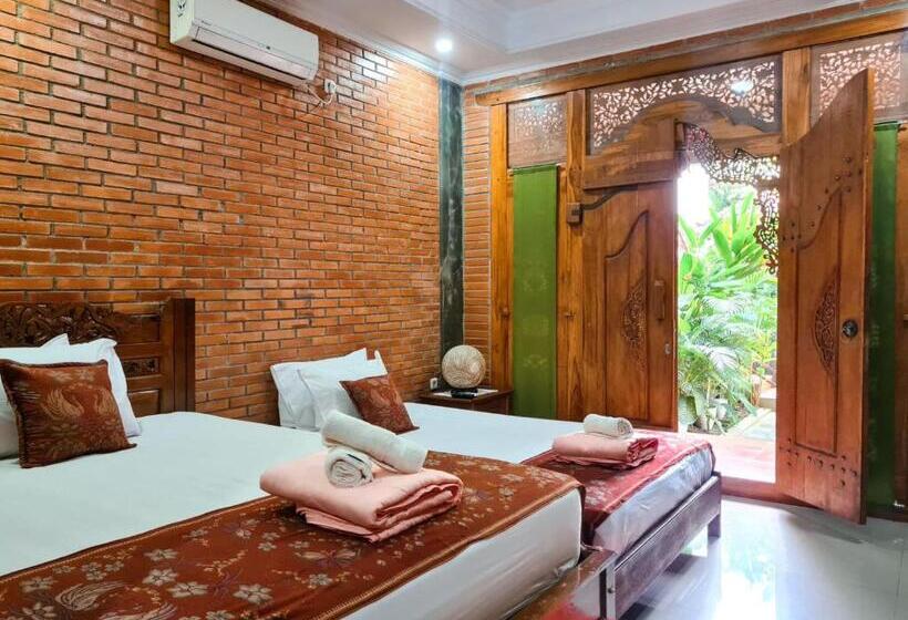 بنغل قياسي مع تراس, Ndalem Suryo Saptono Guest House