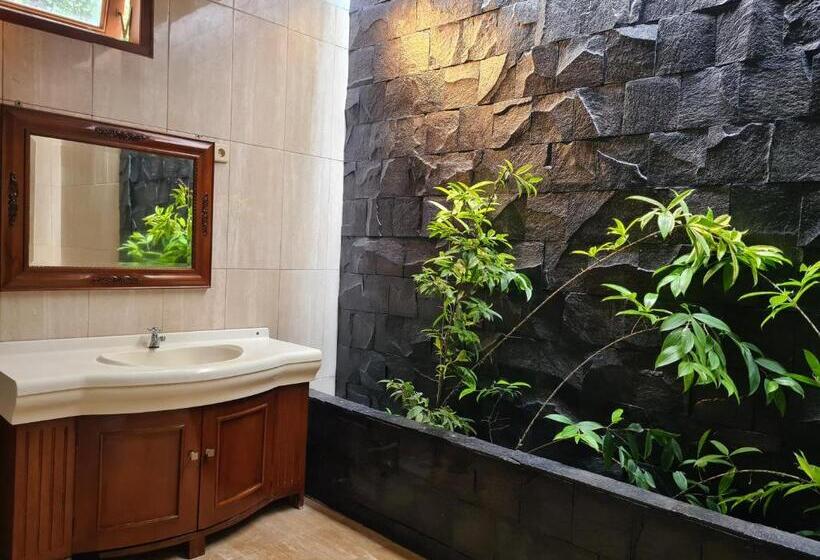 غرفة قياسية رباعية, Ndalem Suryo Saptono Guest House