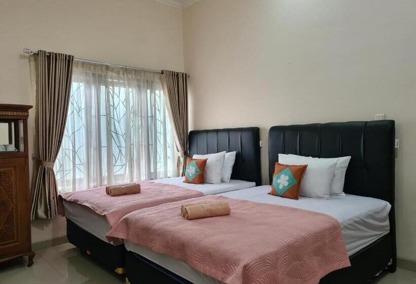 غرفة قياسية رباعية, Ndalem Suryo Saptono Guest House