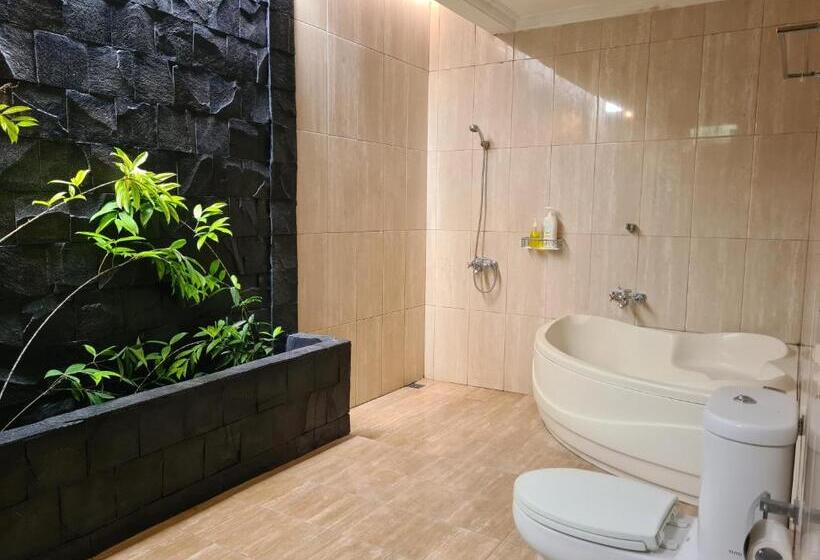 غرفة قياسية رباعية, Ndalem Suryo Saptono Guest House