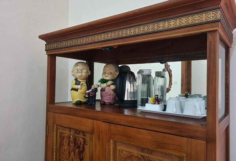 غرفة قياسية رباعية, Ndalem Suryo Saptono Guest House