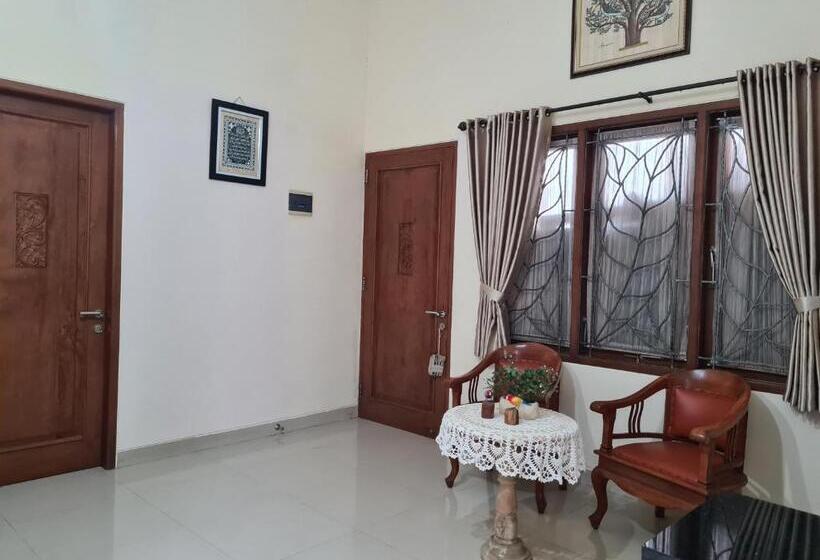 غرفة قياسية رباعية, Ndalem Suryo Saptono Guest House