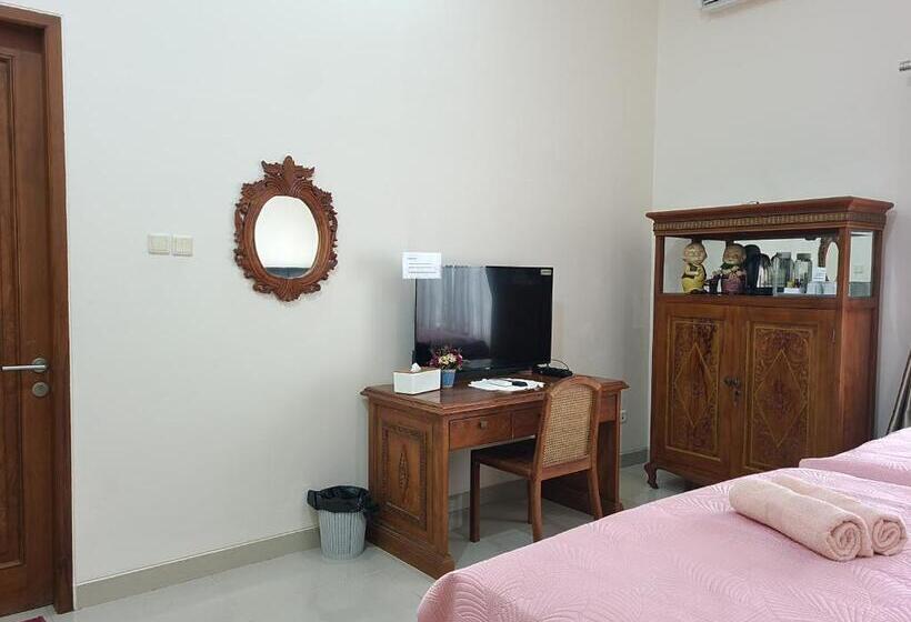 غرفة قياسية رباعية, Ndalem Suryo Saptono Guest House