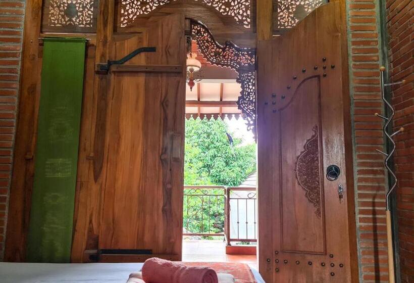 بنجلو قياسى مزوَّد بشرفة, Ndalem Suryo Saptono Guest House