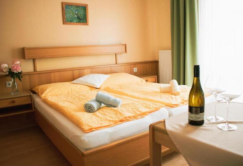 Номер Стандарт с Балконом, Weingut & Gästehaus Dombi Weiss