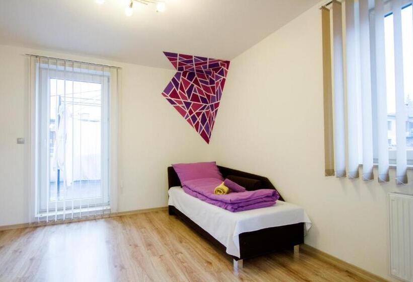 شقة غرفة واحدة مزودة بتراس, Sentami