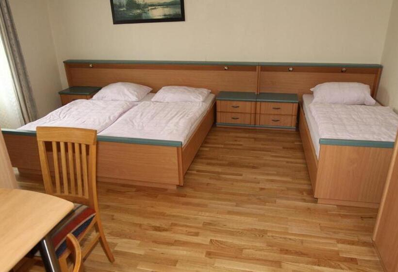 חדר סטנדרט לשלושה, Stiftsgasthof Hochburg