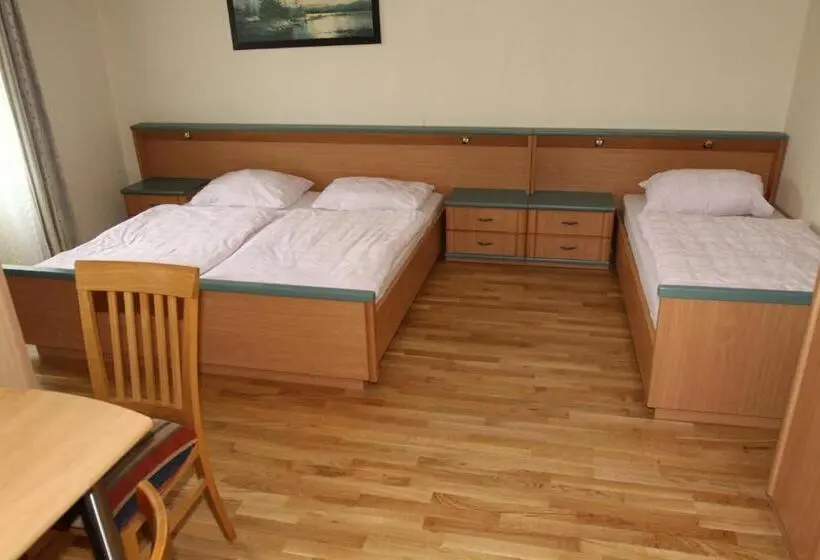 Standard Kolmen Hengen Huone, Stiftsgasthof Hochburg