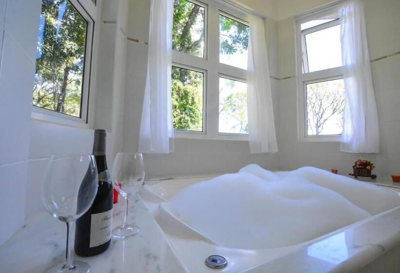 جناح مزود بجاكوزى, La Réserve Suites