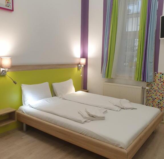 Standard Studio, Amber Gardenview Studios Downtown