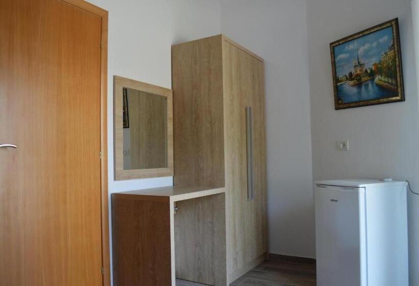 اتاق استاندارد با چشم‌انداز کوهستان, Velco Bb Himara