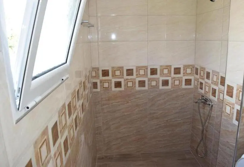 اتاق استاندارد با چشمانداز کوهستان, Velco Bb Himara
